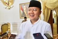 Gubernur Rohidin saat diwawancarai.