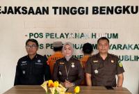 Kasi Penkum Kejati Bengkulu, Ristianti Andriani didampingi Kasi Penuntutan Arief Wirawan Menyampaikan bahwa 2 Orang Tersangka yaitu, ES Selaku Kepala Dinas Pertanian dan MM