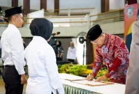 Gubernur Provinsi Bengkulu, Rohidin Mersyah, secara resmi menyerahkan Surat Keputusan (SK) Pengangkatan Pegawai Pemerintah dengan Perjanjian Kerja (PPPK) Formasi Tahun 2023