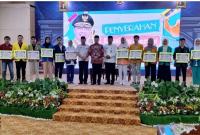 Pemerintah Provinsi Bengkulu kembali menunjukkan komitmennya dalam mendukung pendidikan tinggi dengan menyerahkan Beasiswa Mahasiswa Berprestasi Tahun 2024 di Balai Raya Semarak, Kota Bengkulu, pada Rabu (18/9/2024).