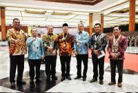 Acara Penyampaian Laporan Hasil Pemeriksaan atas Laporan Keuangan Pemerintah Pusat (LHP LKPP) Tahun 2023 dan Ikhtisar Hasil Pemeriksaan Semester II Tahun 2023 di Cendrawasih Room JCC Jakarta, Senin (8/7).