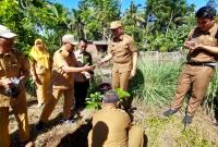  Bupati Bengkulu Selatan Gusnan Mulyadi saat menanam tanaman pangan di Kecamatan Pino sebagai salah satu pencegahan stunting. 