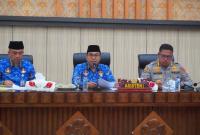 Rapat persiapan peringatan Hari Ulang Tahun (HUT) ke-79 RI di Ruang Pola, Kantor Gubernur, pada hari Rabu (17/7).