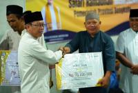 Pemerintah Provinsi (Pemprov) Bengkulu menyerahkan bantuan berupa dana hibah untuk 10 masjid yang ada di Kabupaten Kaur.