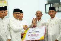 Tim Safari Ramadhan Pemerintah Provinsi (Pemprov) Bengkulu menyalurkan bantuan untuk pembangunan masjid di Desa Pasar Pino, Kecamatan Pino Raya, Kabupaten Bengkulu, pada Sabtu (15/3/2024).