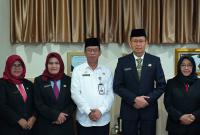 Sekretaris Daerah Provinsi Bengkulu Isnan Fajri melantik dan mengambil sumpah jabatan pejabat eselon II dan III di Lingkungan Pemerintah Provinsi Bengkulu, di Ruang Kerja Sekda Provinsi Bengkulu, Rabu(13/3). 