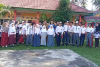 Kebersamaan Bupati kaur bersama siswa siswi setelah melakukan sidak