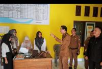 Bupati Kaur, Gusril Pausi, S,Sos, M,Ap sidak kantor camat Padang guci Ilir Camat tidak berada ditempat