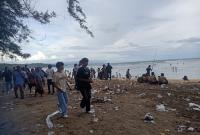 Pantai Laguna samudra terlihat kotor oleh sampah, sehingga tidak enak di pandang Selasa (1/4/2025).