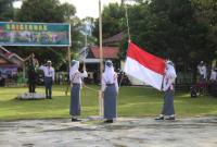 Dandim 0423/BU, Letkol Kav Aidil Hajri, M.Han. bertindak sebagai Pembina Upacara di SMK Negeri 8 Bengkulu Utara, di Desa Selubuk Kecamatan Air Napal, Senin (14/04/2025).