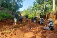 Pemdes Sinar Mulya, masyarakat, BPD, beserta Babinsa dan Babinkamtibmas Desa Sinar Mulya melakukan perbaikan jalan aspal merah Minggu, (27/04/2025).