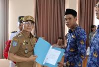 Bupati Bengkulu Selatan Gusnan Mulyadi saat menyerahkan SK