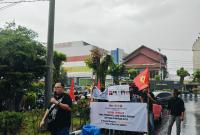 Komunitas Masyarakat Anti Korupsi (Komunikasi) Provinsi Bengkulu kembali menggelar aksi demonstrasi di Pengadilan Negeri Bengkulu, Selasa, (17/06/25).