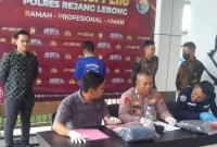 Kabag Ops Polres Rejang Lebong, AKP George Rudiyanto, mengungkapkan  pembunuhan pacar anak yang menggegerkan Desa Air Meles Atas, Kecamatan Selepu Rejang, Jum’at (24/10/2025).