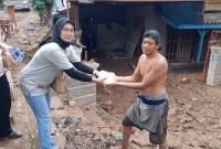 JMSI  membagikan nasi bungkus kepada warga yang  terdampak banjir di Kelurahan Way Laga, Minggu (19-1-2025).