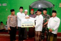 Bupati kaur Gursil Pauzi, S.Sos,Map saat menyerahkan bantuan kepada pengurus masjid Al-maali Baitul Makmur