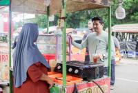 Bupati BU Arie Septia Adinata meninjau serta berdialog di Alun-Alun Kota Arga Makmur, Sabtu (2/8/2025) sore.