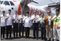  RA Denny bersama awak maskapai Wings Air di Bandara Fatmawati Soekarnoputri, Bengkulu