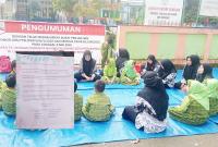 UINFas Bengkulu gembok gerbang TK Permata Bunda, akibatnya, para murid dan guru terpaksa belajar di jalan, Senin (19/5) .