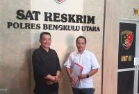 Anggota DPRD Bengkulu Utara, Edi Putra, resmi melaporkan Kepala Desa (Kades) Talang Arah, Ramdani, ke Polres Bengkulu Utara, Rabu (25/2/2026). 