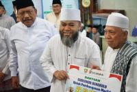 Gubernur Bengkulu menyerahkan sejumlah bantuan, antara lain dana hibah untuk Masjid Nur Iman sebesar Rp50.000.000.