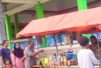 Salah satu dampak positif tersebut terlihat dari meningkatnya omzet para pelaku Usaha Mikro, Kecil, dan Menengah (UMKM) selama berlangsungnya turnamen bola voli antar-dusun yang menjadi bagian dari rangkaian kegiatan nonfisik TMMD, Sabtu (1/8/2026).