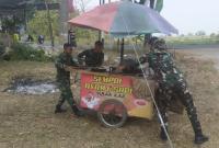 Kepedulian personel Satgas TNI Manunggal Membangun Desa (TMMD) ke-129 Kodim 0813/Bojonegoro kembali terlihat di tengah pelaksanaan program pembangunan di Desa Kesongo, Kecamatan Kedungadem, Kabupaten Bojonegoro, Sabtu (1/8/2026).