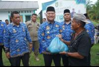 Wakil Bupati Asahan, Rianto, SH, MAP menyalurkan bantuan logistik, Rabu (18/02/2026) 