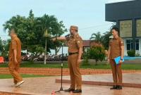 seorang Aparatur Sipil Negara (ASN) nekat merokok saat Bupati Seluma, Teddy Rahman tengah memimpin apel pagi yang digelar pada Senin, 5 Januari 2026.