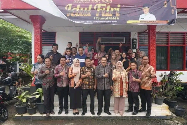 Poto bersama kadis baru dan kadis Kominfo yg lama beserta seluruh Stap dinas Kominfo