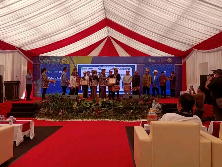 Bupati bengkulu Utara saat menerima sertipikat