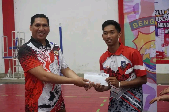 Kapolres Bengkulu Utara membagikan hadiah utama kejurda voli 2023