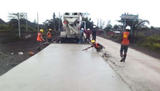 PT. Pelindo saat perbaiki jalan 
