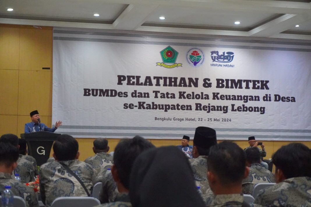  Gubernur Bengkulu, Rohidin Mersyah, membuka bimbingan teknis (Bimtek) Aparatur Desa dengan Bumdes dan Tata Kelola Keuangan se-Kabupaten Rejang Lebong di Grage Hotel, pada Rabu (22/05/2024). Bimtek ini diikuti oleh seluruh Kepala Desa (Kades) se-Rejang Lebong dan bertujuan untuk meningkatkan tata kelola keuangan dan pengelolaan potensi desa.  Gubernur Rohidin menekankan pentingnya dua hal utama dalam mengelola keuangan desa dengan baik:  Belanjakan apa yang memang perlu dibelanjakan: Para aparatur desa diwajibkan untuk memprioritaskan kebutuhan desa dan tidak melakukan pemborosan. Catat setiap pengeluaran: Dokumentasi yang rapi dan jelas atas setiap pengeluaran desa sangat penting untuk akuntabilitas dan transparansi. Selain tata kelola keuangan, Gubernur Rohidin juga mendorong para Kades untuk jeli melihat dan memanfaatkan potensi desa.  "Kades harus melihat potensi yang paling menonjol di desa itu," jelas Rohidin.  Sebagai contoh, jika ada warga yang memiliki keahlian membuat peyek yang lezat, Kades dapat membantu mereka mengembangkan usaha tersebut dan membuka lapangan pekerjaan bagi masyarakat desa.  Gubernur Rohidin meyakini bahwa dengan pengelolaan potensi desa yang tepat, desa-desa di Rejang Lebong dapat berkembang dan menjadi lebih maju.  Bimtek yang diadakan selama tiga hari ini diharapkan dapat membekali para Kades dan perangkat desa dengan pengetahuan dan keterampilan yang mereka butuhkan untuk mengelola keuangan desa dengan baik dan mengoptimalkan potensi desa.  Yayasan Madani sebagai penyelenggara Bimtek berkomitmen untuk terus membantu meningkatkan kapasitas para Kades dan perangkat desa di Bengkulu.  Dengan sinergi antara pemerintah, aparatur desa, dan masyarakat, diharapkan desa-desa di Bengkulu dapat mencapai kemajuan yang signifikan.