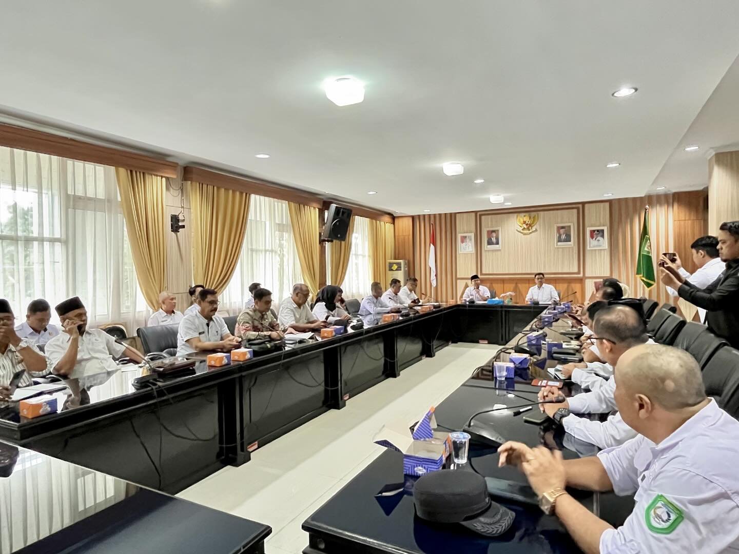  Ribuan warga binaan di Lembaga Pemasyarakatan (Lapas) dan Rumah Tahanan Negara (Rutan) di Bengkulu terancam kehilangan hak pilih mereka dalam Pilkada Serentak 2024. Hal ini dikarenakan banyak di antara mereka yang tidak memiliki identitas resmi seperti NIK atau KTP.  Kepala Divisi Pemasyarakatan (Kadivpas) Bengkulu, Teguh Wibowo, mengungkapkan bahwa dari 2.904 warga binaan, hampir 30% tidak dapat menggunakan hak pilih mereka dalam Pemilu sebelumnya karena masalah identitas.  "Koordinasi antara Lapas, rutan, Disdukcapil, dan KPU diharapkan mampu menjadi solusi sehingga setiap tahanan dan WBP dapat menggunakan hak suaranya. Hal ini perlu diselesaikan secepatnya untuk meredam potensi gangguan keamanan dan ketertiban di Lapas dan rutan," tegas Teguh.  Rapat pembahasan identitas bagi warga binaan untuk Pilkada Serentak 2024 yang dipimpin oleh Asisten I Sekretaris Daerah Provinsi Bengkulu, Khairil Anwar, dihadiri oleh berbagai pihak terkait.  Kepala Badan Kesatuan Bangsa dan Politik Provinsi Bengkulu, Komisioner KPU Provinsi Bengkulu, Kepala Disdukcapil se-Provinsi Bengkulu, serta para kepala Lapas dan Rutan se-Provinsi Bengkulu turut hadir dalam rapat tersebut.  Disdukcapil berkomitmen untuk mempercepat perekaman data diri bagi tahanan dan WBP di Lapas dan Rutan.  "Kami akan 'Menjemput Bola' untuk mempercepat kinerja dan mencapai tujuan yang diharapkan," ujar Kepala Disdukcapil Provinsi Bengkulu.  KPU menekankan pentingnya pendaftaran pindah memilih sebelum H-7 Pilkada bagi warga binaan yang ingin menggunakan hak pilih mereka di luar daerah asal.  Kesimpulan rapat menekankan pentingnya koordinasi antara semua pihak terkait untuk memastikan semua warga binaan dapat menggunakan hak pilih mereka, sehingga Pilkada Serentak 2024 dapat berjalan lancar dan aman.  Upaya ini diharapkan dapat memberikan hak konstitusional bagi warga binaan untuk berpartisipasi dalam pesta demokrasi.  Kehilangan hak pilih bagi warga binaan dapat berakibat pada berbagai masalah, termasuk potensi gangguan keamanan dan ketertiban di Lapas dan Ruta