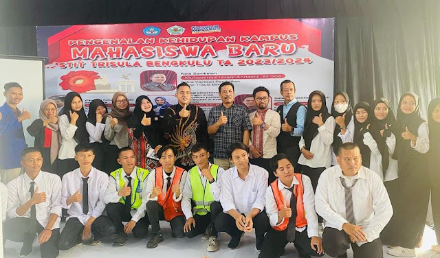 Foto Bersama Dewan Usin Sembiring dan Para Mahasiswa STIT Trisula Bengkulu