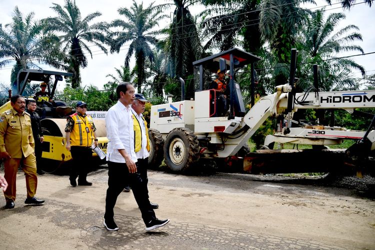 Presiden saat tinjau pembangunan jalan di bengkulu bersama bupati Mian