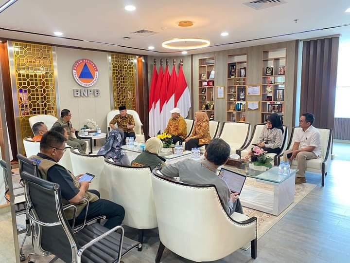 Plt. Kadis PUPR Provinsi Bengkulu saat mendampingi Gubernur