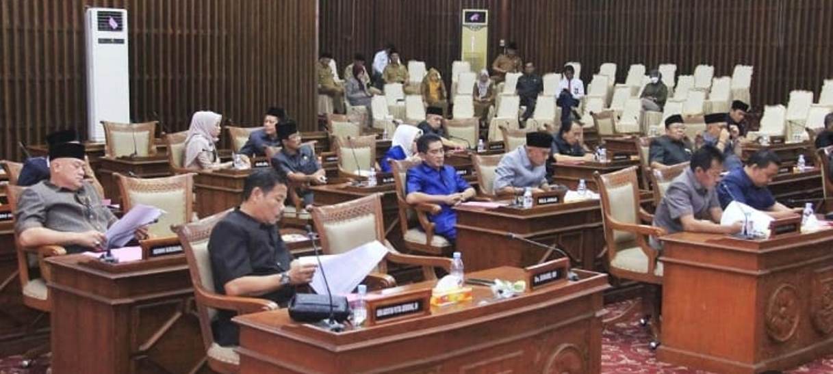 usin saat rapat dprd