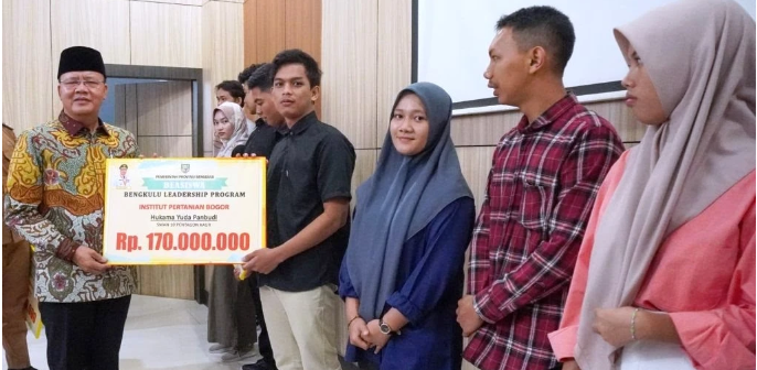 Gubernur Rohidin Saat Memberikan Bantuan Beasiswa Bengkulu Leadership Program.