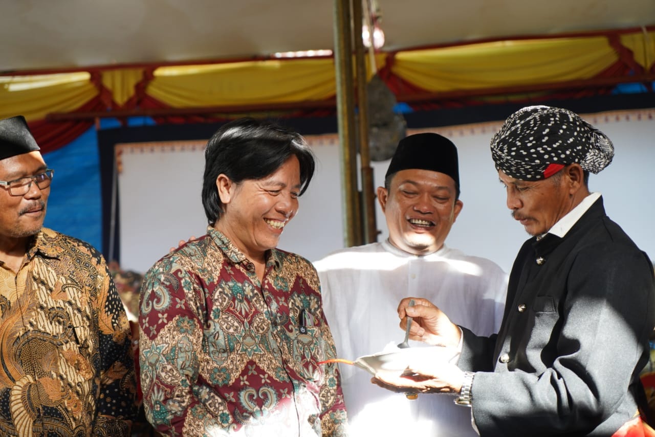 Bupati Seluma, Erwin Octavian, SE, menghadiri peringatan Hari Ulang Tahun (HUT) ke-52 Desa 'Transmigrasi' Sumber Arum di Kecamatan Sukaraja pada Jumat (12/7/2024).