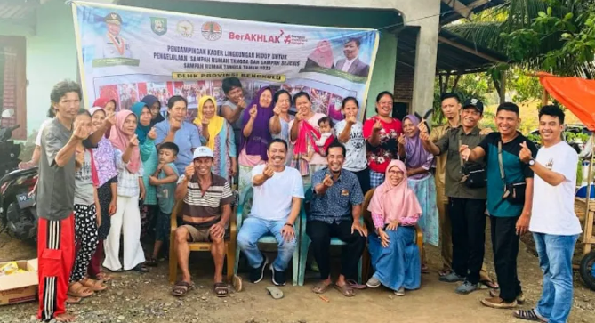 Usin saat Bersama Ibuk Ibuk dan Pecinta Lingkungan