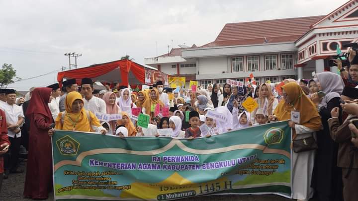 Peserta pawai ta'aruf mulai setelah acara pelepasan oleh bupati dan wakil Bupati Bengkulu utara