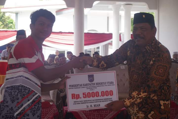 Bupati BU Ir Mian saat membagikan Bingkisan 