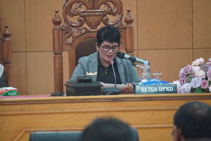 Ketua DPRD BU saat menyampaikan pandangan