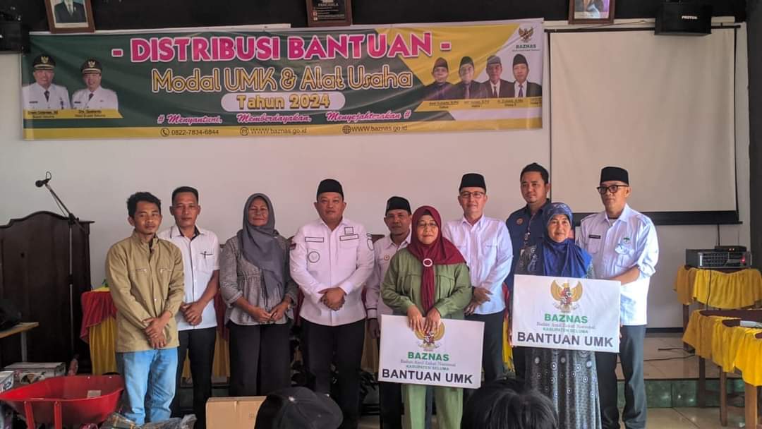 Poto bersama Bupati Seluma usai mendistribusikan bantuan UMK dan Alat kerja kepada masyarakat penerima