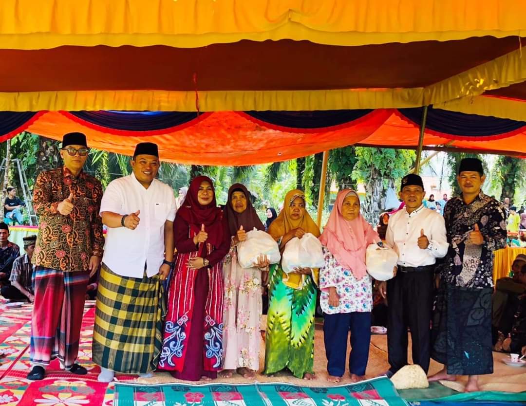 Bupati Seluma Erwin Octavian Poto bersama warga saat usai bagikan sembako ke warga desa lunjuk