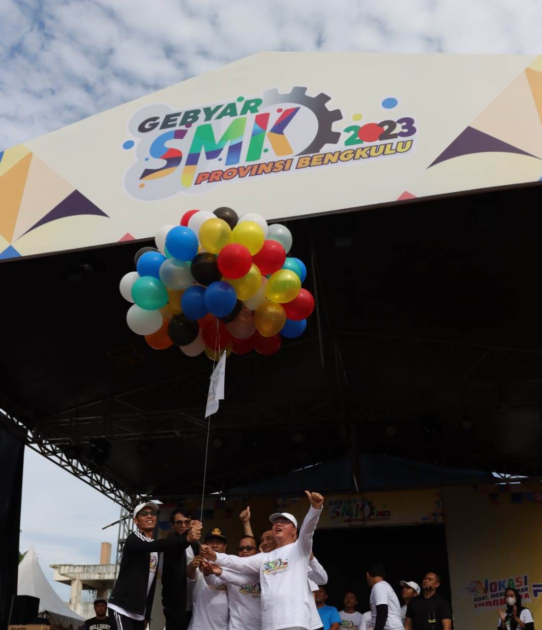 Gubernur Rohidin Membuka Gebyar SMK di Sport Center Pantai Panjang Kota Bengkulu, Sabtu (25/2).
