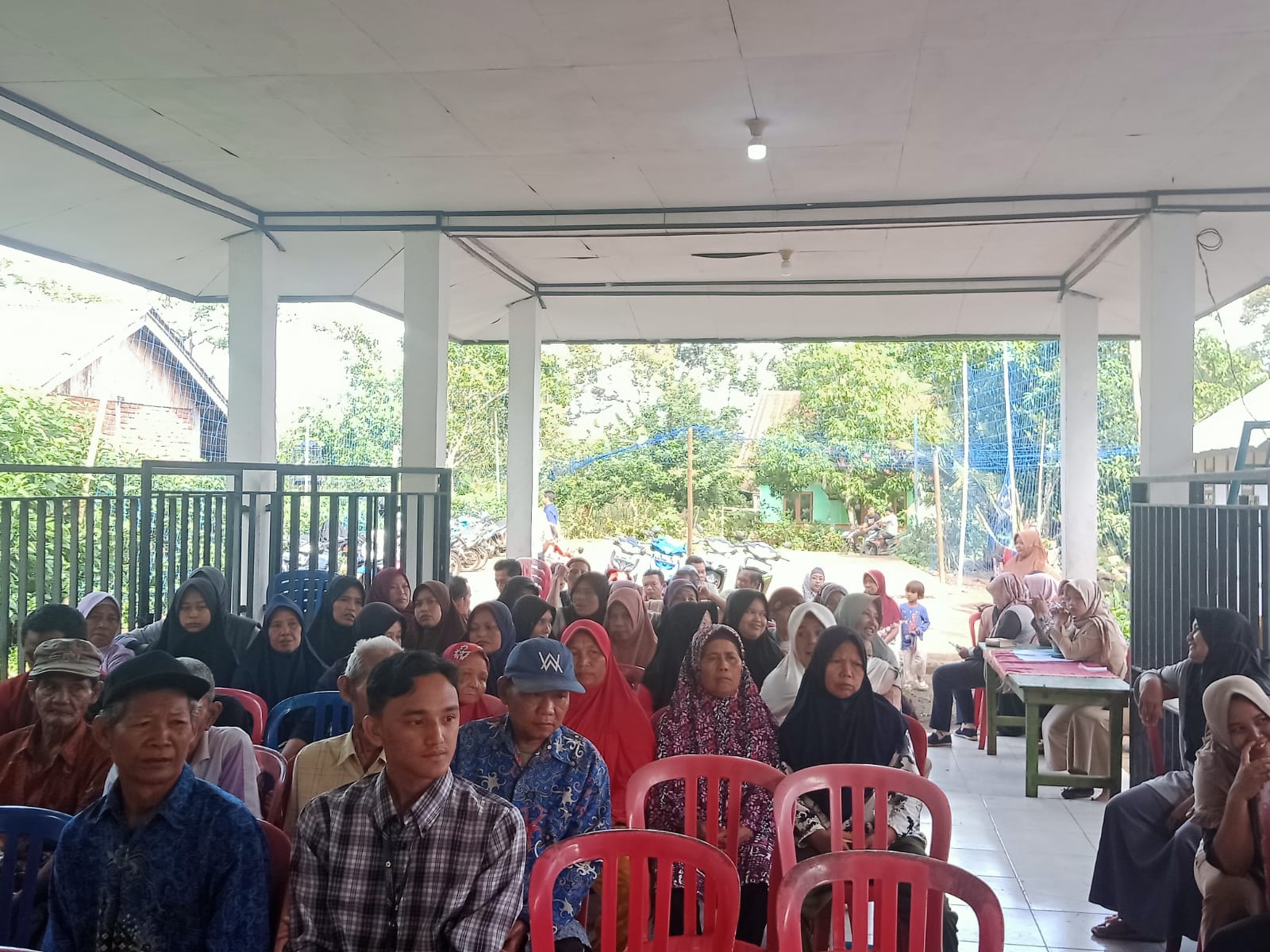Warga penerima bantuan ayam di ruangan aula menunggu pembagian