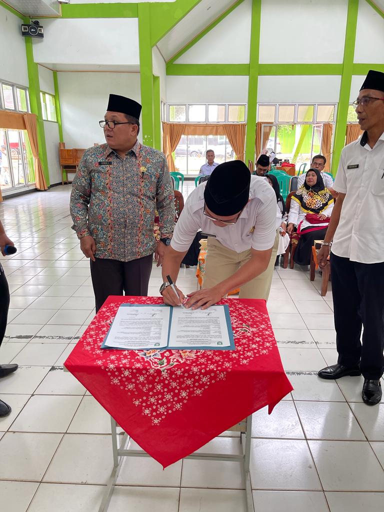 Penandatanganan berkas serta penyerahan berkas kacabdin